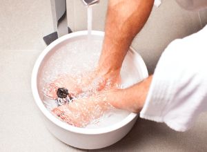 personne qui reçoit un bain de pied