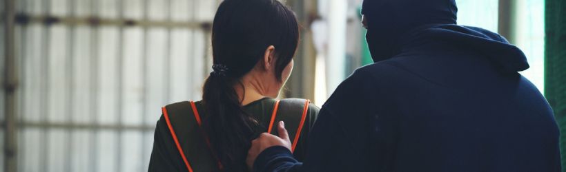 un monsieur en train de kidnapper une dame