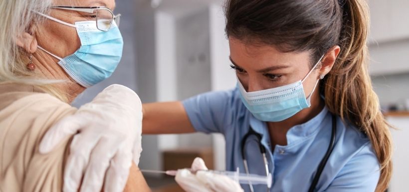 Femme âgée qui fait son rappel de vaccination covid