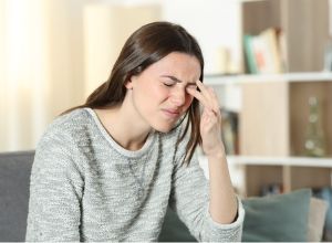 fille qui a mal aux yeux