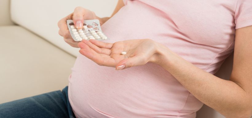 Femme enceinte qui prend un antiépileptique