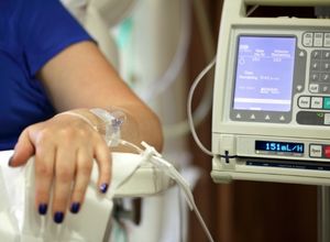 personne qui reçoit une perfusion intraveineuse 