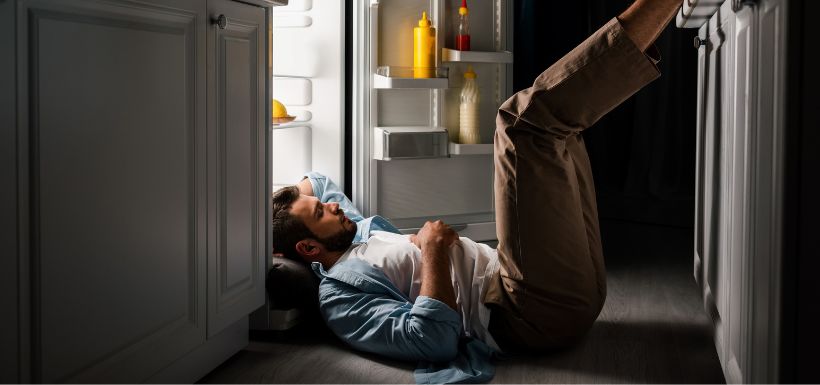 Un homme essaie de dormir malgré la canicule.