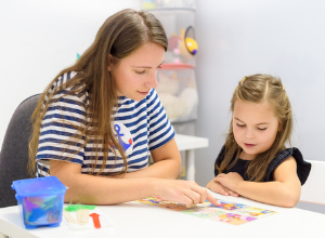 une petite fille en consultation chez son orthophoniste