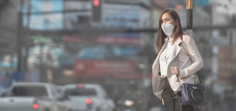 une femme qui porte un masque pour se protéger de la pollution