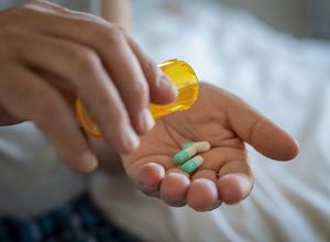 une personne en train de prendre des médicaments