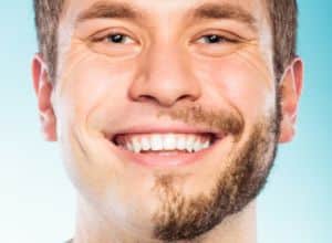 homme avec un côté de la barbe rasée