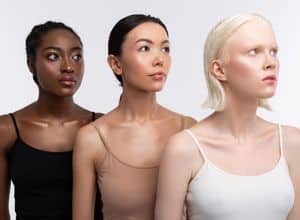 trois femmes de couleur de peau différente