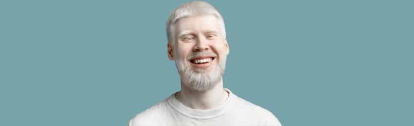 un homme albinos