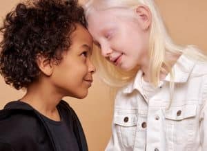 un enfant noir et un enfant albinos