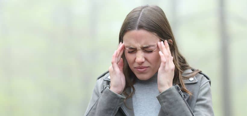 une femme qui a mal à la tête