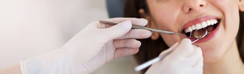 une femme chez le dentiste