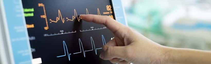 un médecin analyse les résultats d'un électrocardiogramme