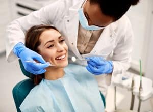 une femme chez le dentiste