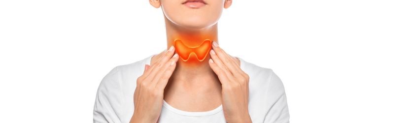 femme qui touche sa glande thyroïdienne au niveau de son cou