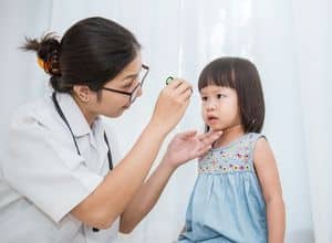 une petite fille en consultation chez l’ophtalmologiste