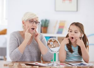 une petite fille chez l'orthophoniste