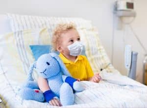 enfant à l'hôpital pour soigner le syndrome hémolytique et urémique pédiatrique 