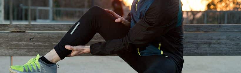 un homme souffre d'une déchirure musculaire