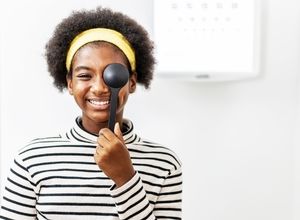 femme réalisant un examen de vision