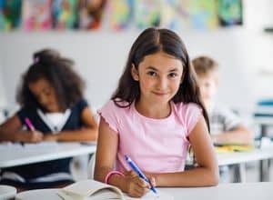 des enfants assis dans une salle de classe