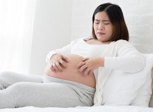 femme enceinte avec des démangeaisons au ventre