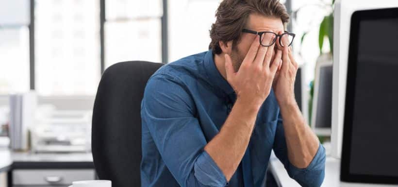 Homme avec une fatigue mentale