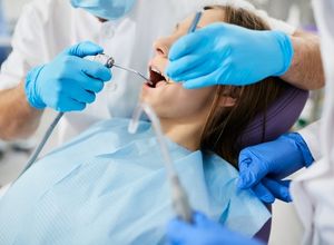 dentiste soignant une personne atteinte de nécrose dentaire