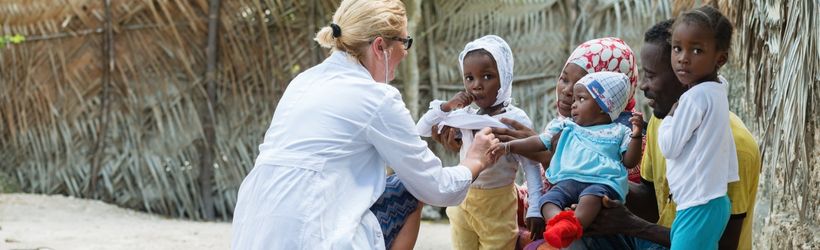 docteur soignant un enfant atteint de la maladie de noma