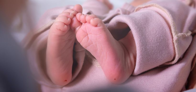 Dépistage à la naissance sur les pieds d'un bébé