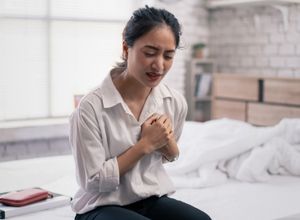 Femme ayant des douleurs au sein à cause de la mastodynie