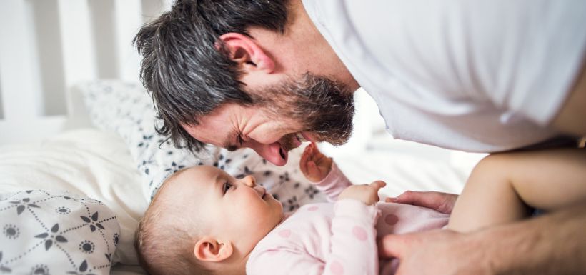 Santé mentale du père boosté après avoir obtenu son congé paternité