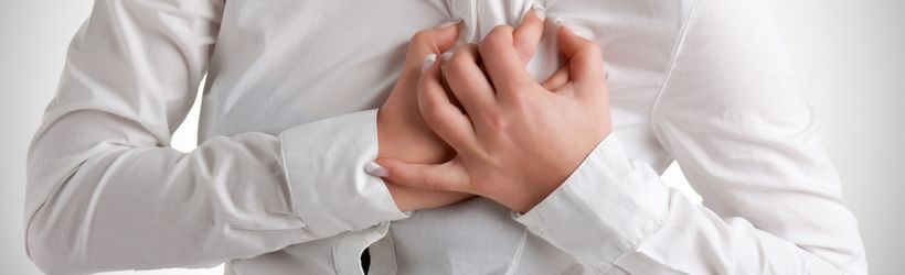 Palpitations cardiaques avec les mains sur le cœur