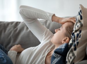 Femme couchée à cause de migraine cataméniale 