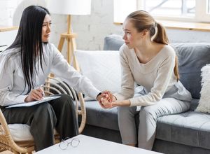 Femme consultant un spécialiste pour la trichotillomanie