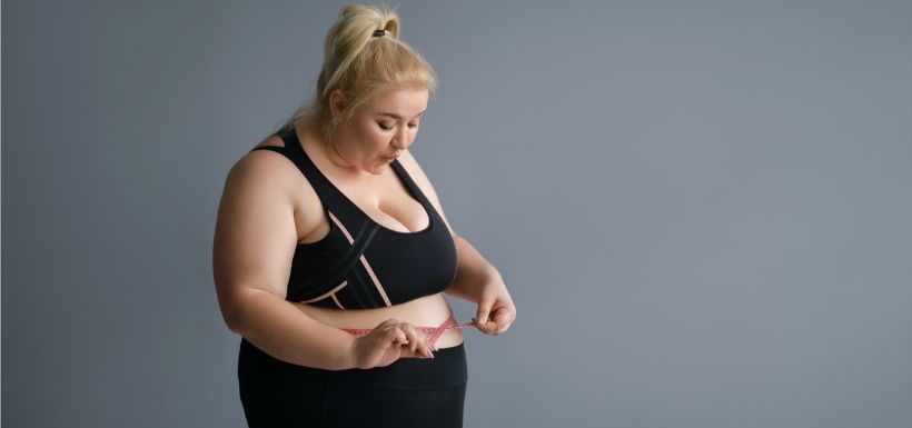 Femme prenant son tour de taille journée mondiale de l'obésité