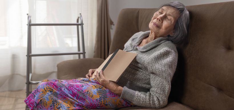 Personne âgée en plein sommeil paradoxal et maladie d'Alzheimer.