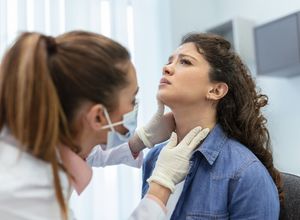 Un médecin examine son patient atteint de Thyroïdite de Hashimoto.