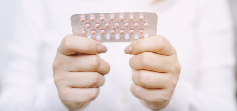 Femme avec une plaquette contraceptive