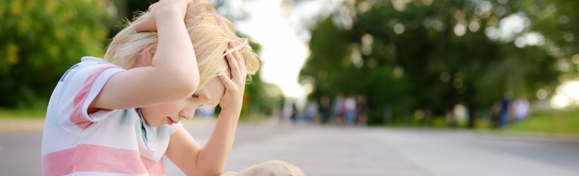 Petit garçon qui est tombé et s'est cogné la tête fracture du rocher