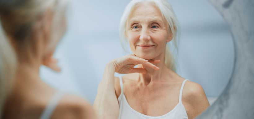 personne âgée faisant montrant l'aspect de son visage