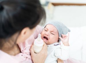 Bébé refusant le biberon : allaitement mixe.