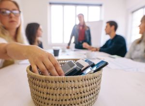 panier à téléphones en raison d'une personne ayant une nomophobie