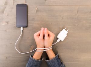 Personne attachée par un chargeur car a une nomophobie