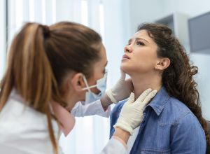 Inspection du docteur pour une thyroïdite. 