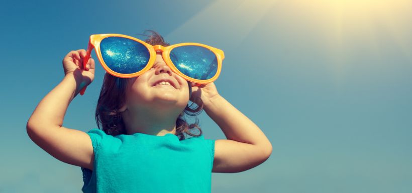 enfant portant des lunettes de soleil