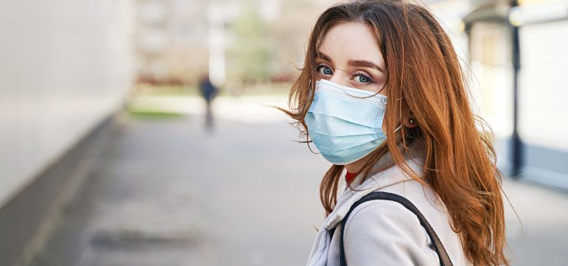 Femme contre la pollution et l'hypertension