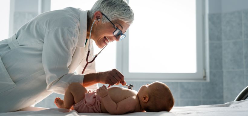 médecin auscultant un bébé avec son stéthoscope maladies respiratoires