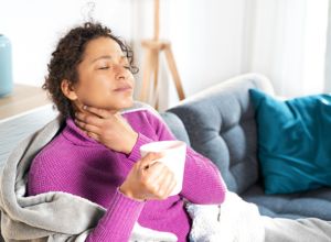 Abcès périamygdalien d'une femme qui se tient la gorge