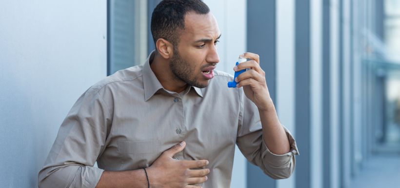 Homme faisant une crise d'asthme